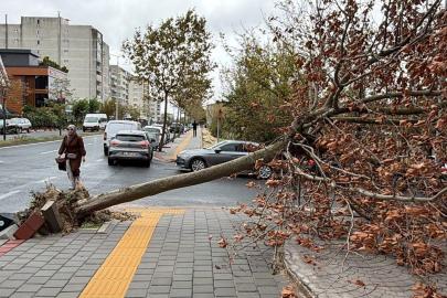 Tekirdağ'da fırtına; eğitim uçuşları iptal edildi, balıkçılar denize açılamadı