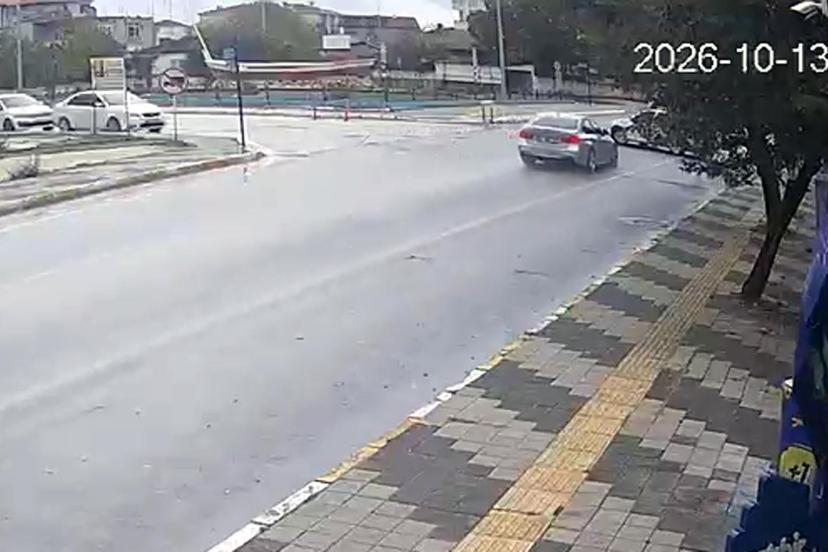 Tekirdağ'da iki otomobil kavşakta çarpıştı; 1 yaralı
